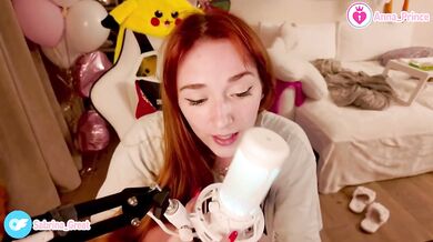 Ginger tease strips naked singing solo for her heart