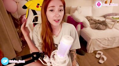 Ginger tease strips naked singing solo for her heart