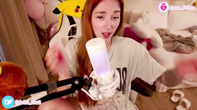 Ginger tease strips naked singing solo for her heart