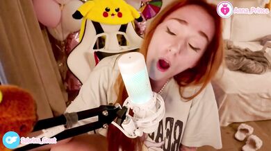 Ginger tease strips naked singing solo for her heart