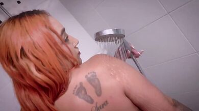 Ducha caliente Milf se masturba sola mostrando sus tetas grandes