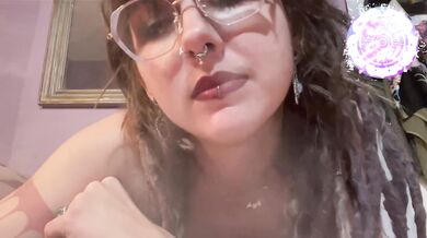 Smoke slut rubs her pussy with cigarettes and LOVES it cum gush!