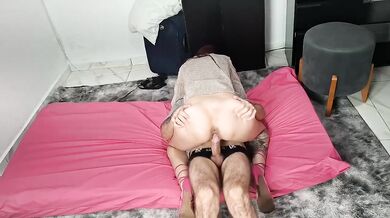 Wife in a Provocative Outfit Lets the TV Tech Squirt Inside Her