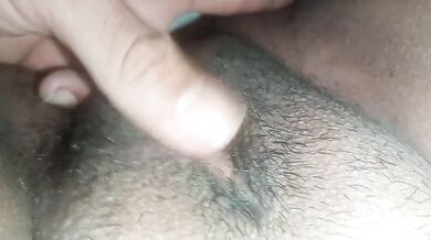 Primero sus dedos la rompen luego toda su leche adentro chorrea gorda