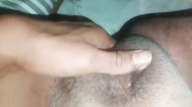Primero sus dedos la rompen luego toda su leche adentro chorrea gorda