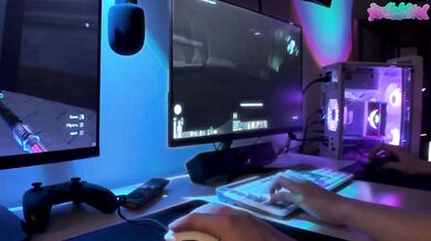 Thick gamer babe’s juicy creampie with eye rolling passion