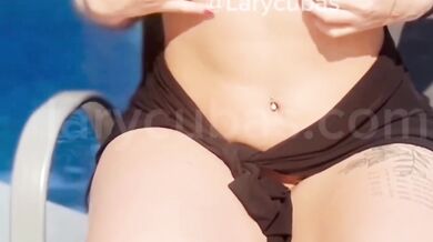 Lary Cubas gets naked in front of everyone exhibitionist peladinha bikini