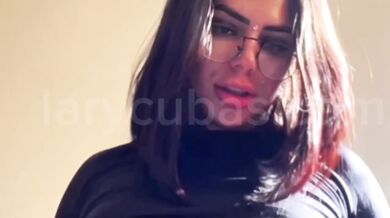 Lary Cubas Striptease sexy amador 18-25 molhada