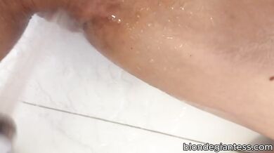 Blonde bombshell cougar gushes under water jet on clit