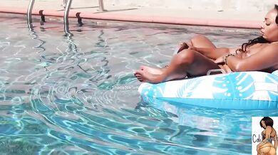 Ebony beauty begs for sloppy squirt in public pool