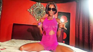 Hooky cumming alone at home thick ebony slut plays solo