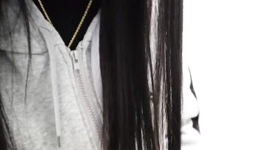 家族にバレずにトイレでオナニーする女。