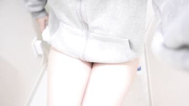 家族にバレずにトイレでオナニーする女。