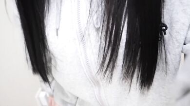 家族にバレずにトイレでオナニーする女。