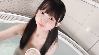 ????“Oh, that feels so good” A petite beauty's ice cream blowjob feels too good