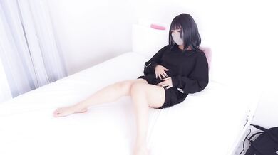 部屋にあった大人のおもちゃを試していたら、我慢できずにハマってしまった…自分でセックスしてるのをバレてしまい!! おもちゃで散々いじめられた後、生で貫かれて自らおもちゃにされちゃいました。 日本人/美乳 無修正 M
