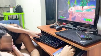 Blowjob playing fornite