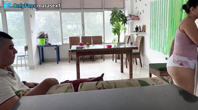 MARIDO CORNUDO MIRA FOLLAR A SU ESPOSA CON SU MEJOR AMIGO
