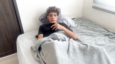 Mi pequeñita hermanastra entra a mi habitacion sin avisar, y terminamos follando muy duro.