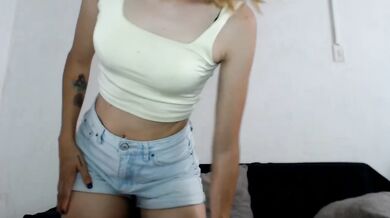 Blonde shakes her tight denim shorts raw solo