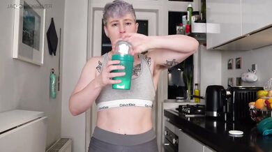 Tiny POV of your gym buddy crushing you while cooking and eating