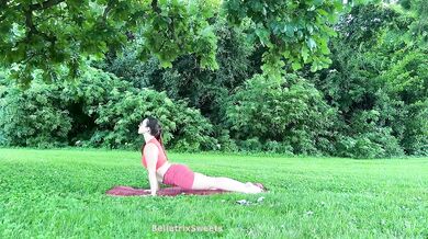 Hairy Girl Yoga in Nature raw thick loins