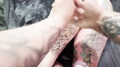 Tattooed babe Makayla Moon creams under hot erotic massage