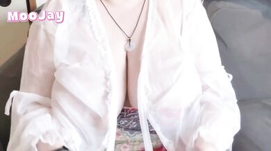 Roommate caught peekin her nipslip while tryin on clothes