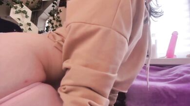 Icy anal plug stretches clit rubbing pink pussy to screaming orgasm