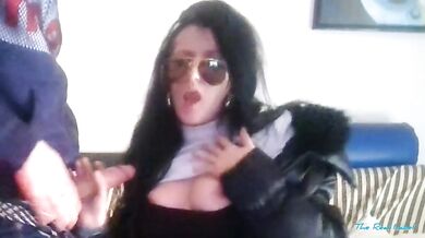 La mia ragazza si spoglia e mi fa un pompino cum sulla faccia