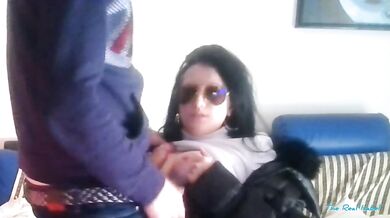 La mia ragazza si spoglia e mi fa un pompino cum sulla faccia