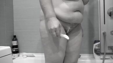 Granny shaves her thick hairy pussy raw on cam