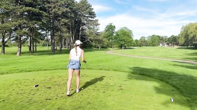 Golf girl gets her pussy licked loud in the hot tub before oral prize