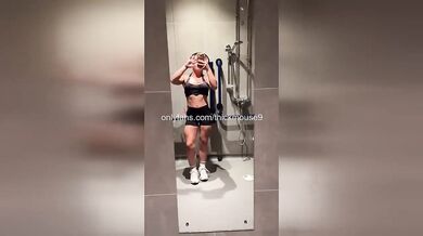 Stepdaughter’s bare pussy flash to stepdad raw livestream fail