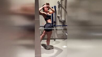 Stepdaughter’s bare pussy flash to stepdad raw livestream fail