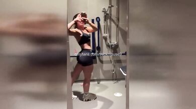Stepdaughter’s bare pussy flash to stepdad raw livestream fail