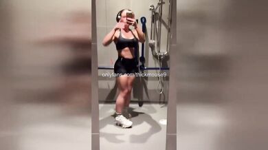 Stepdaughter’s bare pussy flash to stepdad raw livestream fail