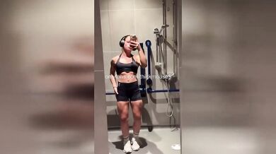 Stepdaughter’s bare pussy flash to stepdad raw livestream fail