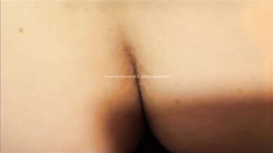 18 ans juteux sous les dents d'une cougar en toilettes pub