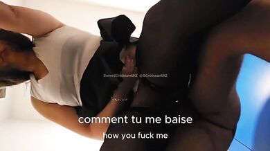 18 ans juteux sous les dents d'une cougar en toilettes pub