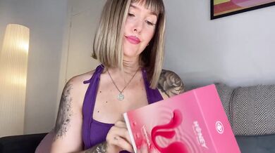 Blonde milf destroyed her gushing pink pussy with ultimate vibrator
