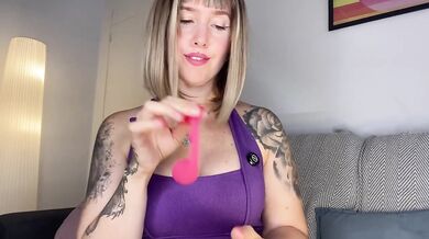Blonde milf destroyed her gushing pink pussy with ultimate vibrator