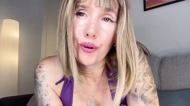 Blonde milf destroyed her gushing pink pussy with ultimate vibrator