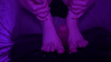 Accidentally walked in on neighbor while she played with her feet got me hard as fuck