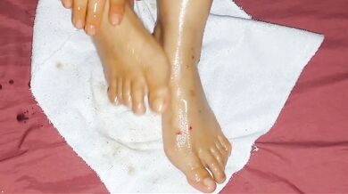 Oil slicked feet worship milf gets fingers buried in her soles