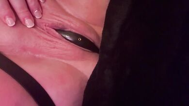 Just married wife gets stretched to the limit with husband's inflating toy pushing it out