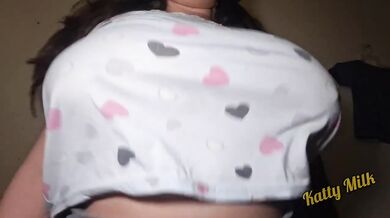 Katty Milk joga sus tetas naturales gigantes hasta el limite frente a la camara