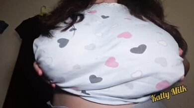 Katty Milk joga sus tetas naturales gigantes hasta el limite frente a la camara