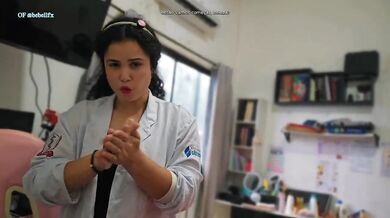 MASAJISTA CACHONDA LE HACE ATENCIÓN ESPECIAL AL CLIENTE CUANDO VE SU VERGA DURA POV JOI ROLEPLAY SEXO EN ESPAÑOL