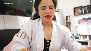 MASAJISTA CACHONDA LE HACE ATENCIÓN ESPECIAL AL CLIENTE CUANDO VE SU VERGA DURA POV JOI ROLEPLAY SEXO EN ESPAÑOL